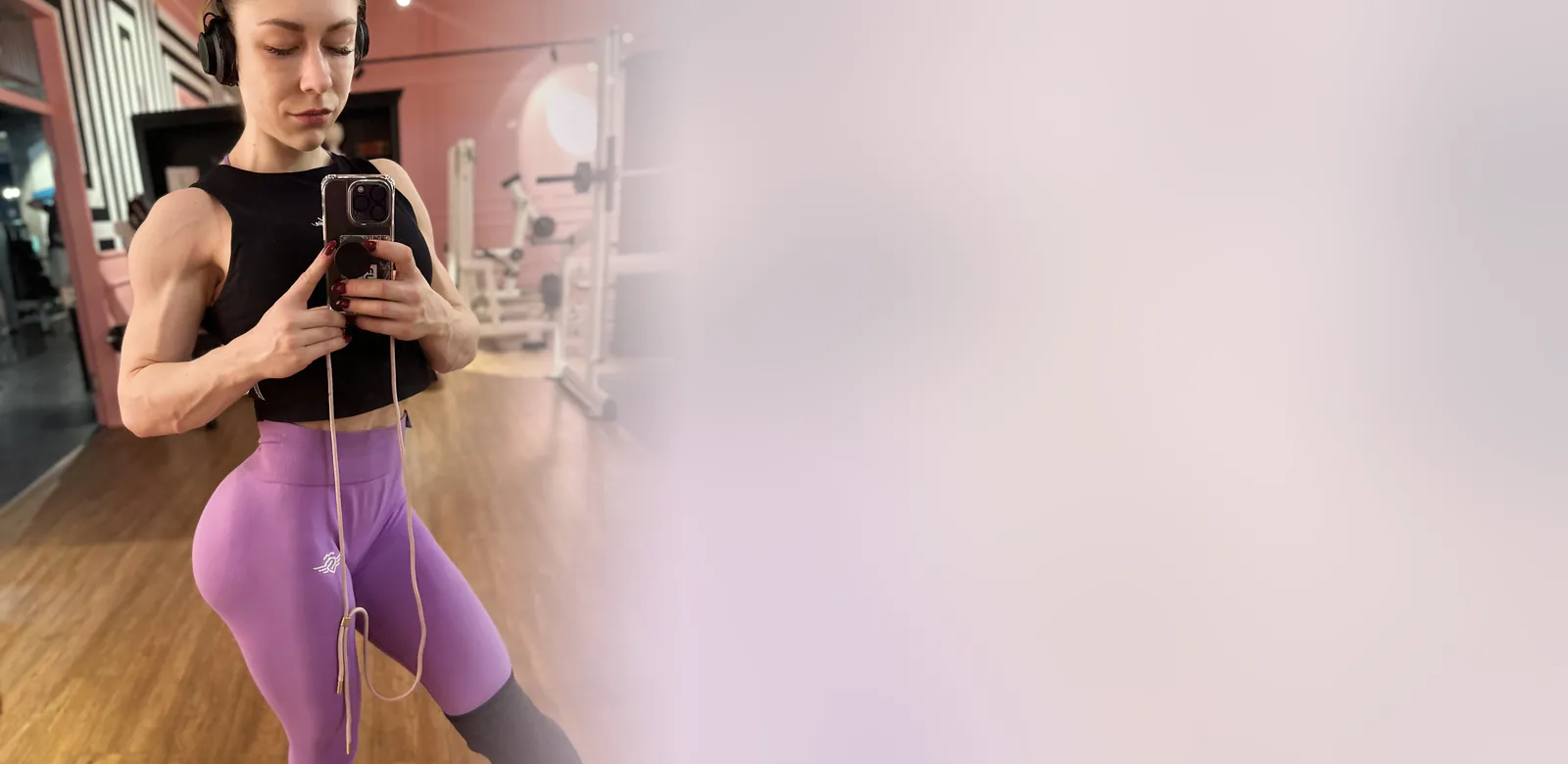 Lisa Reith beim Training vor dem Spiegel