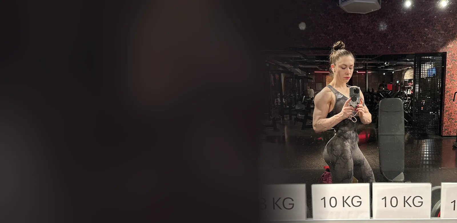 Lisa Reith im Gym vor der Hantelbank